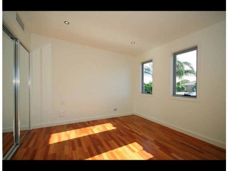 2/40 Albion Avenue, Miami QLD 4220