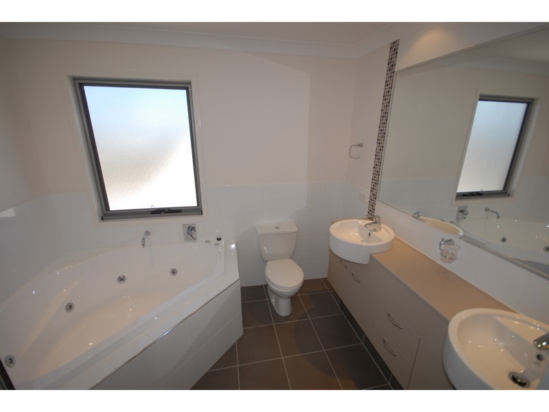 10 Cezaire Avenue, Varsity Lakes QLD 4227