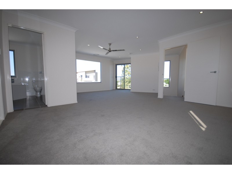 10 Cezaire Avenue, Varsity Lakes QLD 4227