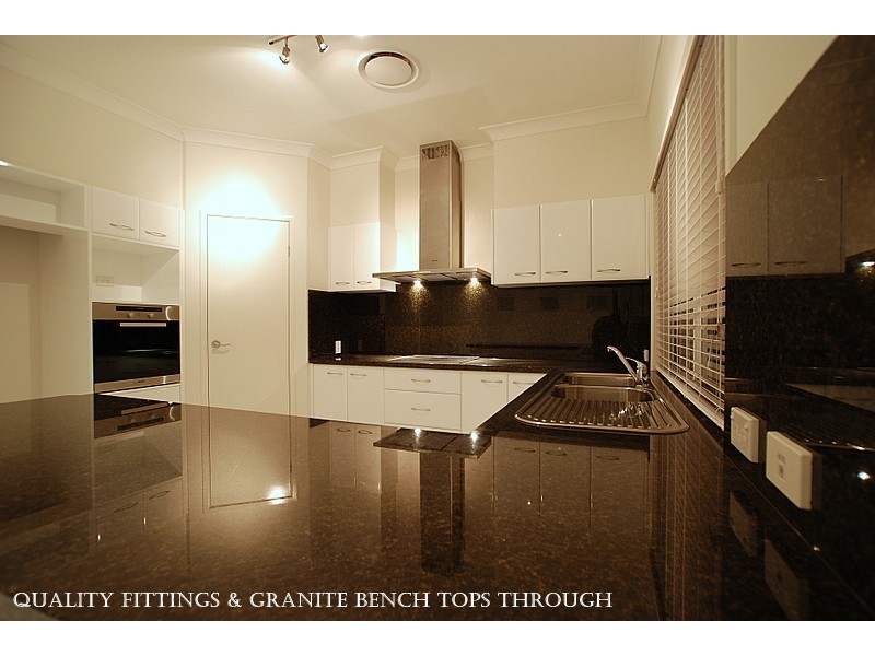 17 Valetta Crescent, Varsity Lakes QLD 4227