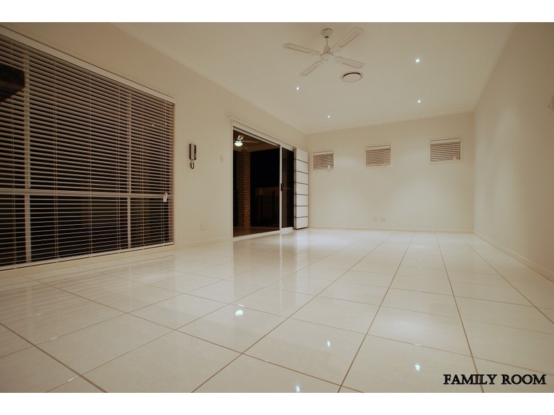 17 Valetta Crescent, Varsity Lakes QLD 4227