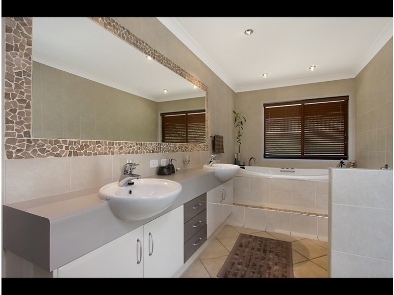 32 Tallebudgera Creek Road, Burleigh Heads QLD 4220