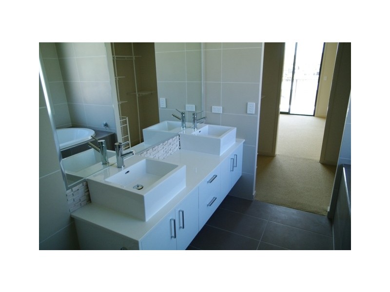 1/4 Christine Avenue, Burleigh Heads QLD 4220