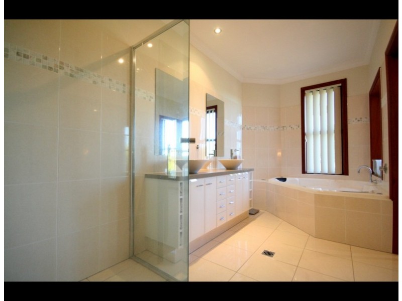 24 Grove Creek Close, Reedy Creek QLD 4227