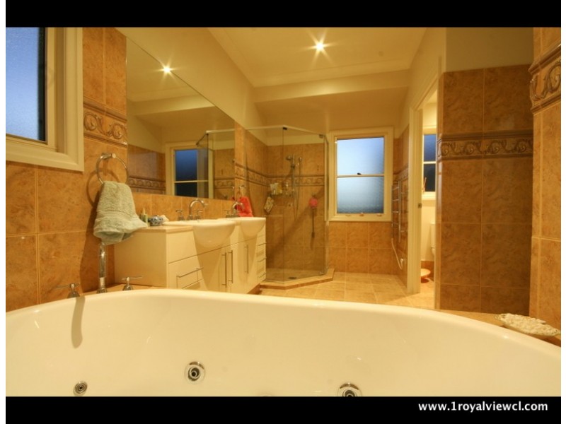 1B Royal View Cl, Burleigh Heads QLD 4220