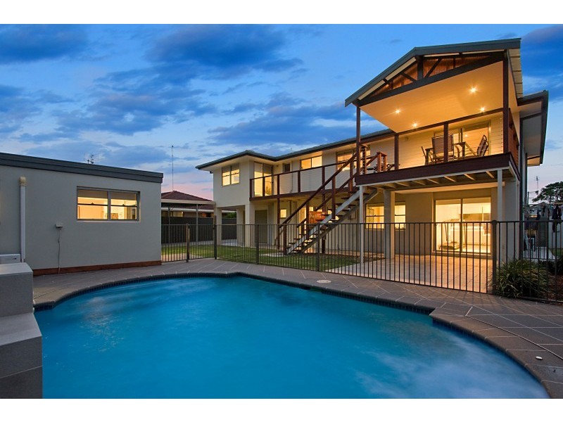 8 Kestrel Drive, Burleigh Waters QLD 4220