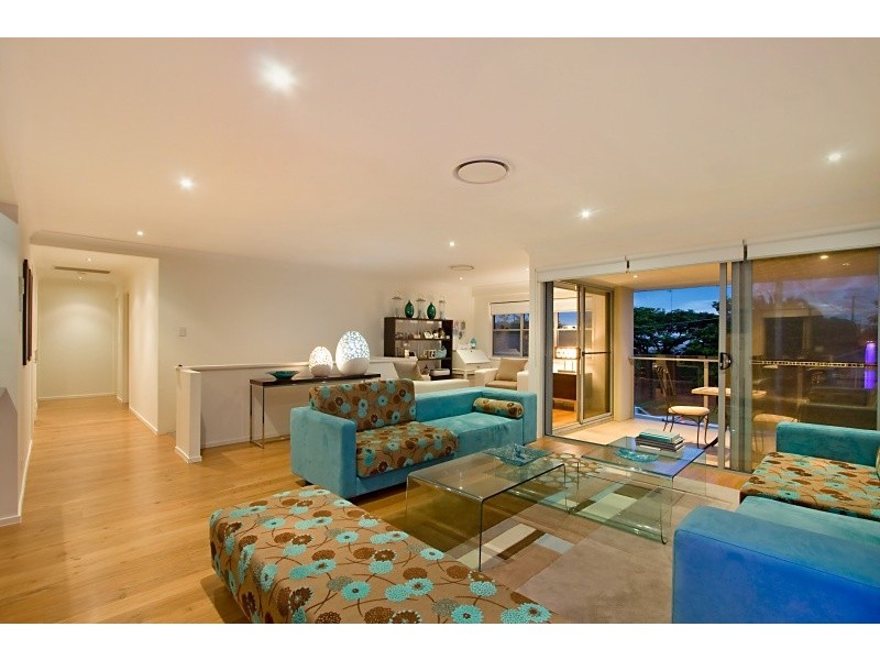 8 Kestrel Drive, Burleigh Waters QLD 4220