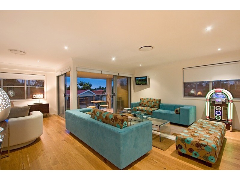8 Kestrel Drive, Burleigh Waters QLD 4220