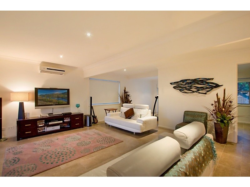 8 Kestrel Drive, Burleigh Waters QLD 4220