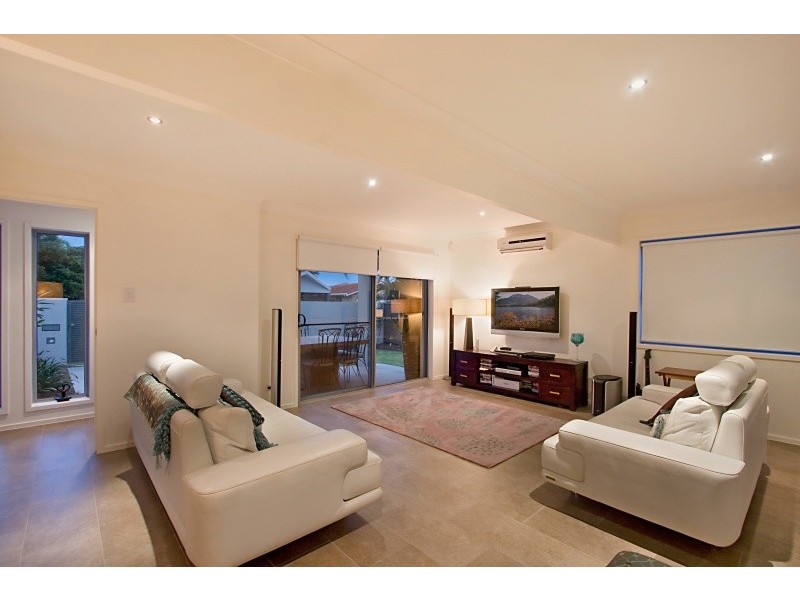 8 Kestrel Drive, Burleigh Waters QLD 4220