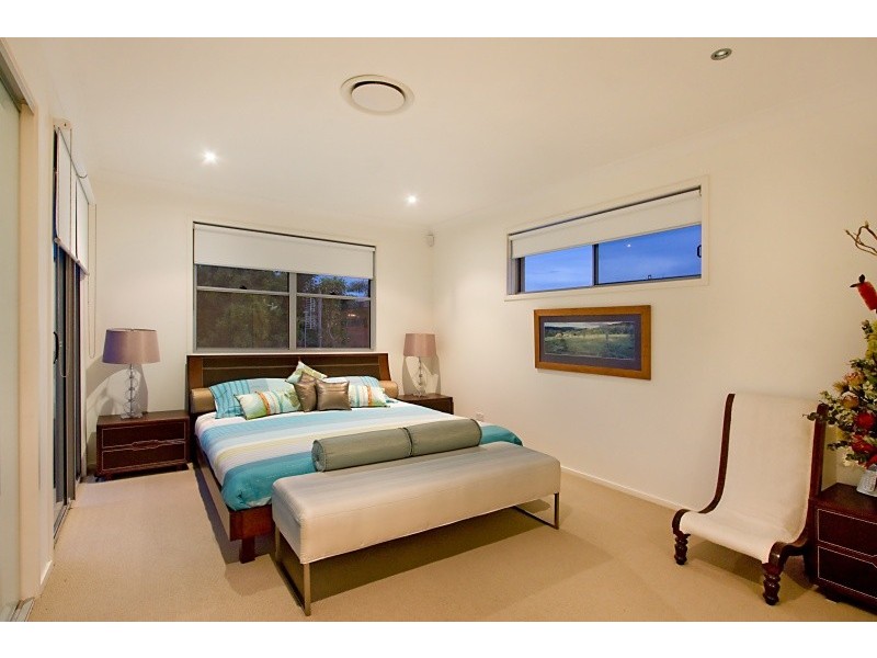 8 Kestrel Drive, Burleigh Waters QLD 4220