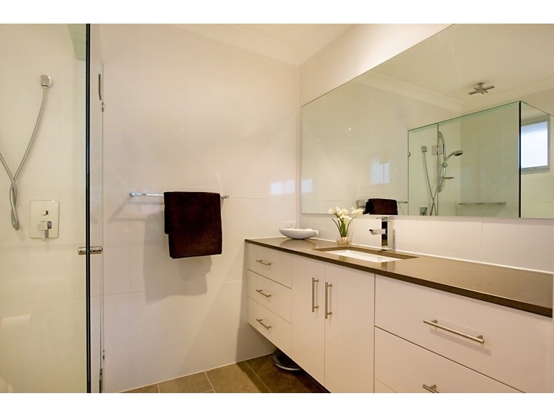 8 Kestrel Drive, Burleigh Waters QLD 4220