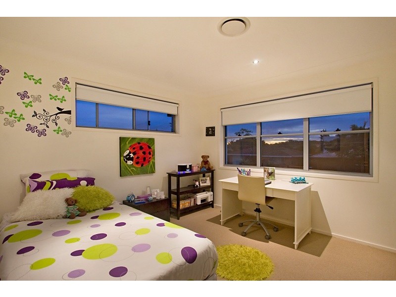 8 Kestrel Drive, Burleigh Waters QLD 4220