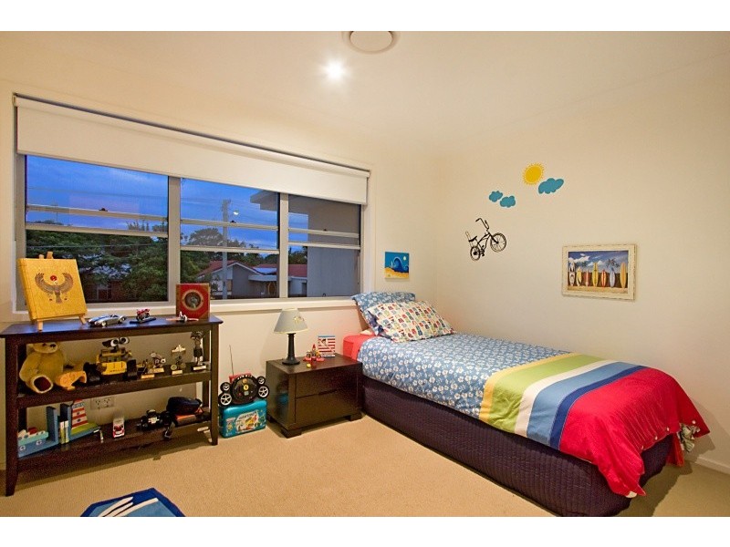 8 Kestrel Drive, Burleigh Waters QLD 4220