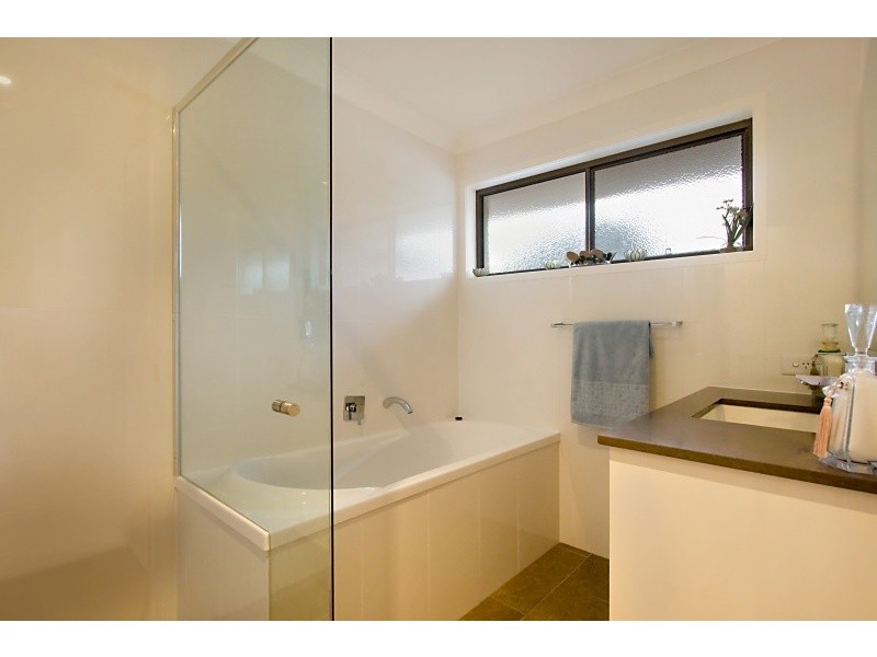 8 Kestrel Drive, Burleigh Waters QLD 4220