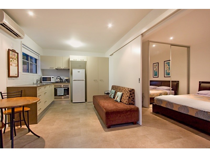 8 Kestrel Drive, Burleigh Waters QLD 4220