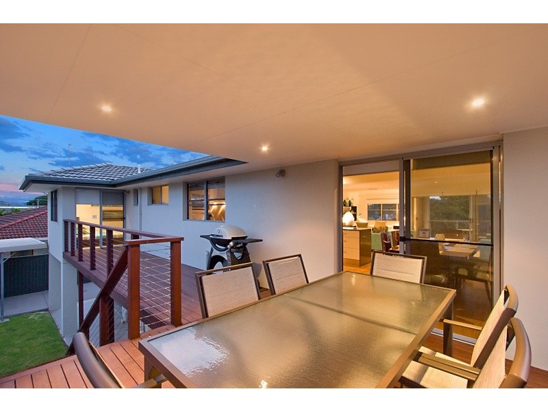 8 Kestrel Drive, Burleigh Waters QLD 4220