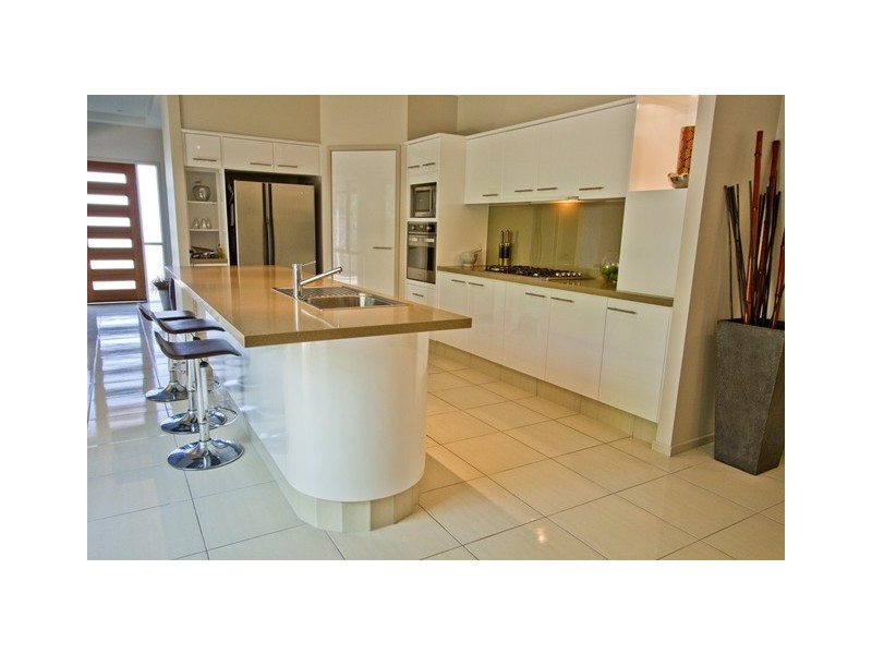 113 Dunlin Drive, Burleigh Waters QLD 4220