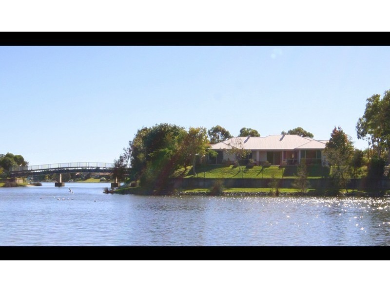 28 Lakes Circuit, Burleigh Waters QLD 4220