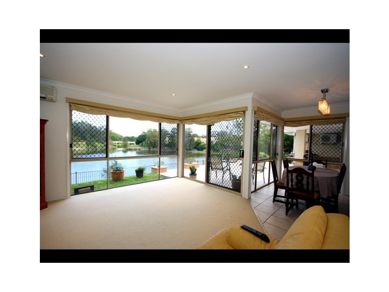 28 Lakes Circuit, Burleigh Waters QLD 4220