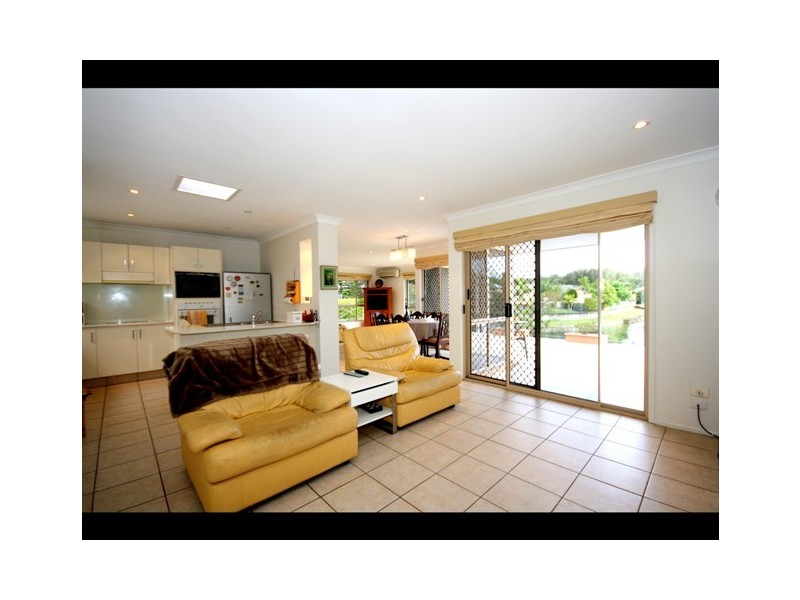 28 Lakes Circuit, Burleigh Waters QLD 4220