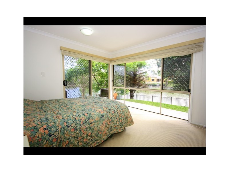 28 Lakes Circuit, Burleigh Waters QLD 4220