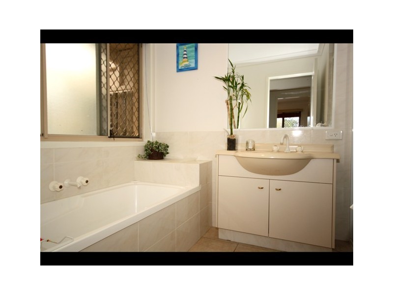 28 Lakes Circuit, Burleigh Waters QLD 4220