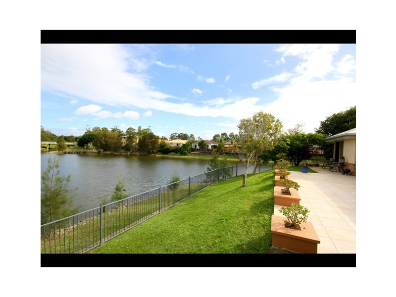 28 Lakes Circuit, Burleigh Waters QLD 4220