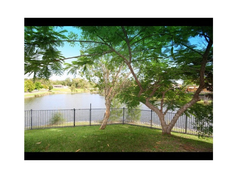 28 Lakes Circuit, Burleigh Waters QLD 4220