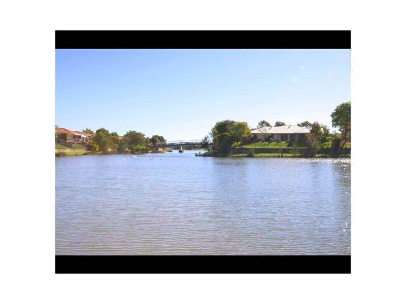 28 Lakes Circuit, Burleigh Waters QLD 4220