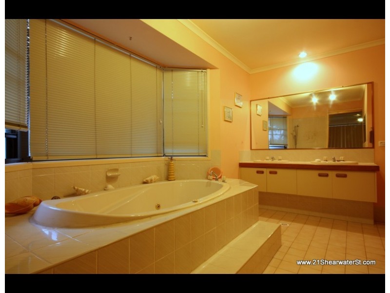 21 Shearwater Street, Burleigh Waters QLD 4220