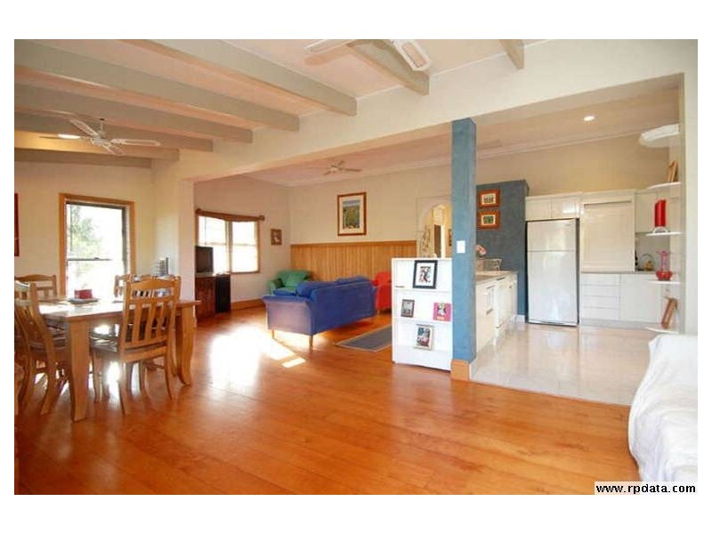 8 Page Parade, Burleigh Heads QLD 4220