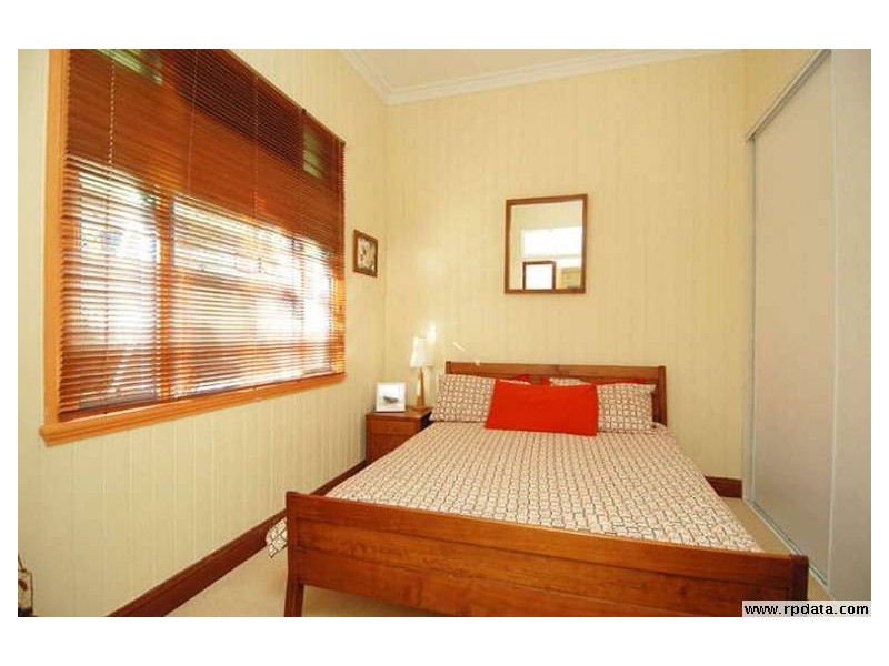 8 Page Parade, Burleigh Heads QLD 4220