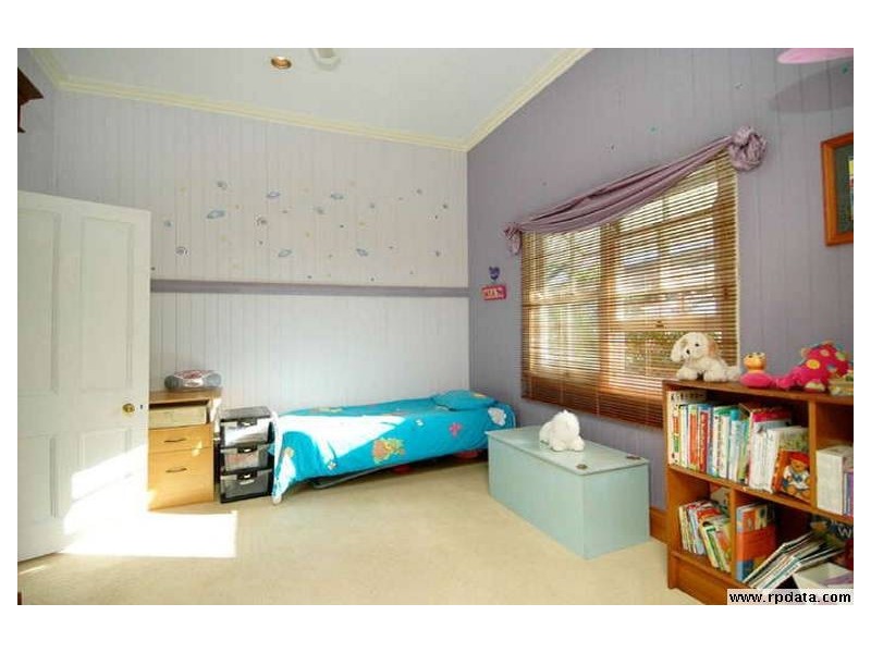 8 Page Parade, Burleigh Heads QLD 4220