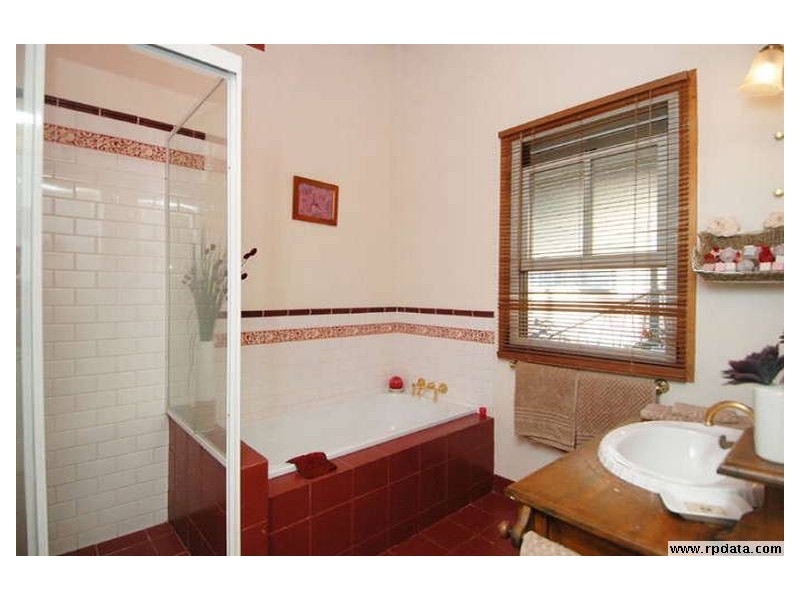 8 Page Parade, Burleigh Heads QLD 4220