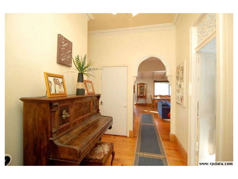 8 Page Parade, Burleigh Heads QLD 4220