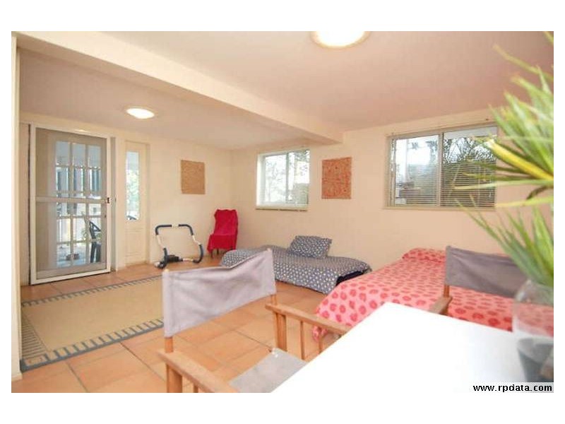 8 Page Parade, Burleigh Heads QLD 4220