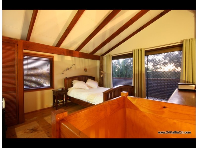 24 Kaffia Crt, Elanora QLD 4221