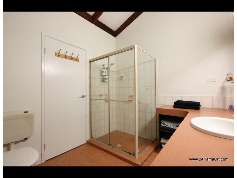 24 Kaffia Crt, Elanora QLD 4221