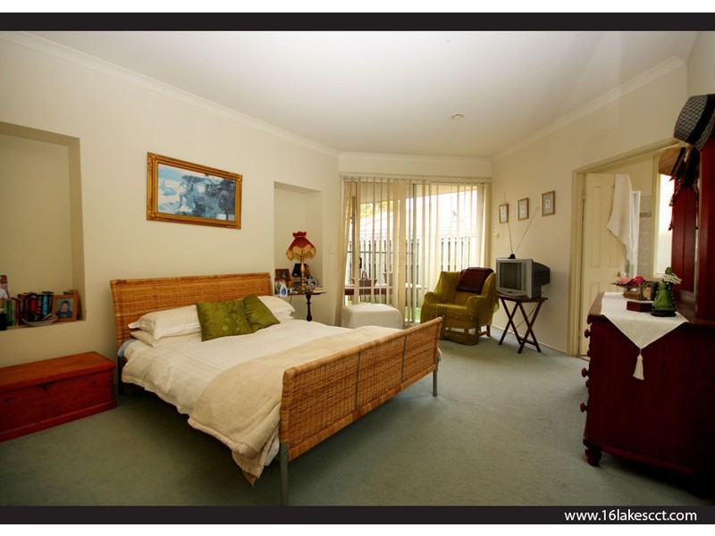 16 Lakes Cct, Burleigh Waters QLD 4220