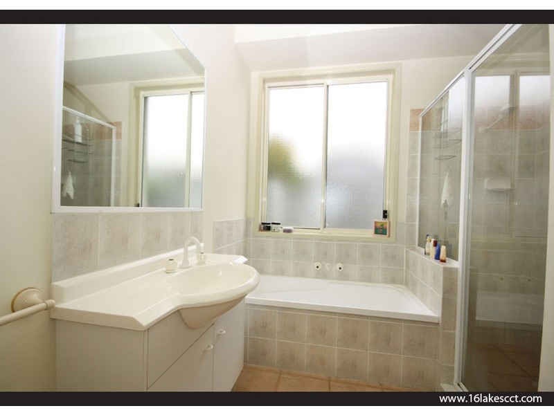 16 Lakes Cct, Burleigh Waters QLD 4220