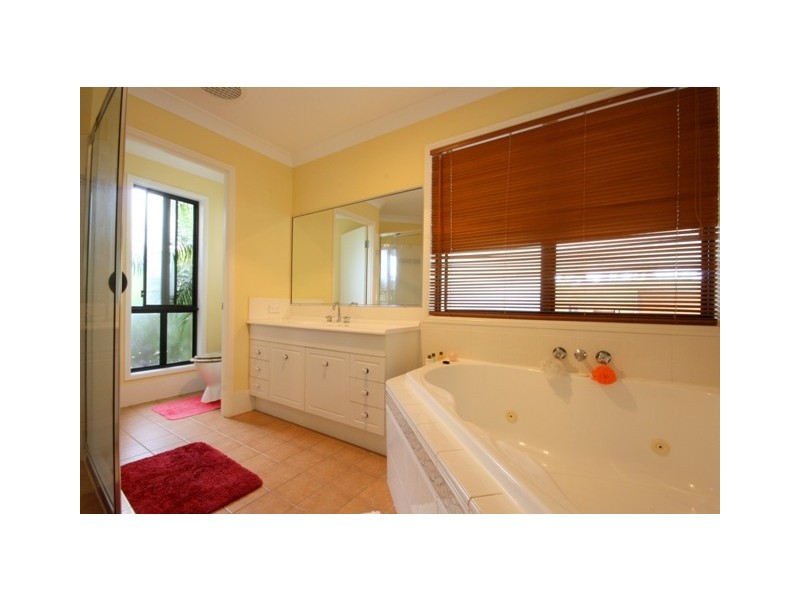 2 Sharscay Close, Burleigh Heads QLD 4220