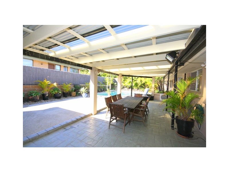 17 Alamau Street, Benowa QLD 4217