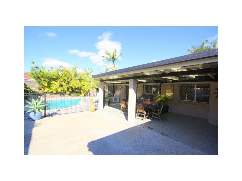 17 Alamau Street, Benowa QLD 4217