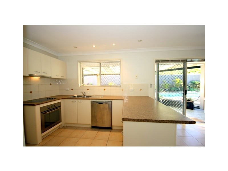 17 Alamau Street, Benowa QLD 4217