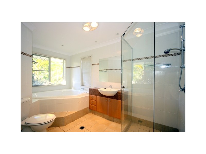 17 Alamau Street, Benowa QLD 4217