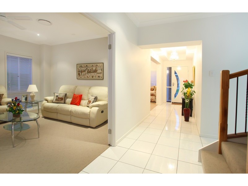 17 Valetta Crescent, Varsity Lakes QLD 4227