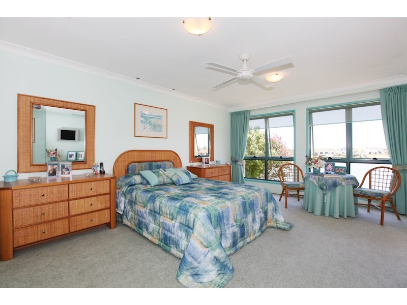 176 Dunlin Drive, Burleigh Waters QLD 4220
