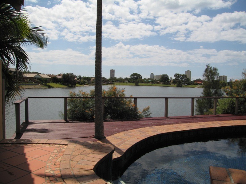 206 Acanthus Avenue, Burleigh Waters QLD 4220