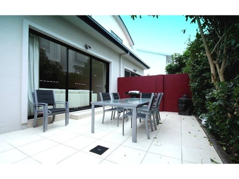 33 Dolphin Ave, Mermaid Beach QLD 4218